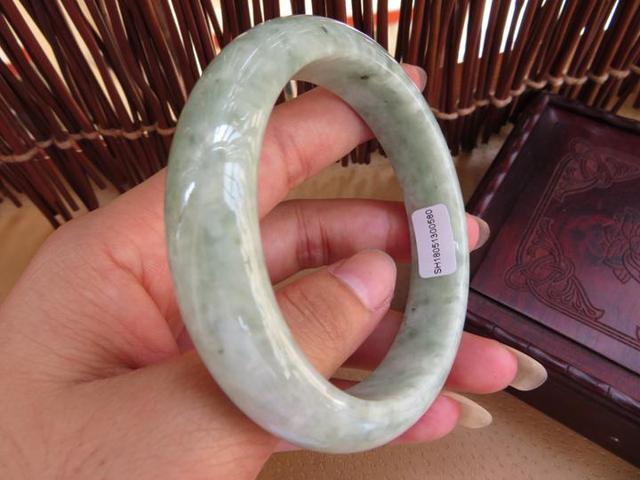 翡翠的绿色分几种颜色,翡翠手镯焦糖色-第5张图片-翡翠网 翡翠的绿色分几种颜色,翡翠手镯焦糖色-第5张图片-翡翠网