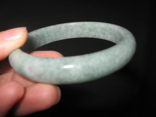 翡翠的绿色分几种颜色,翡翠手镯焦糖色-第6张图片-翡翠网 翡翠的绿色分几种颜色,翡翠手镯焦糖色-第6张图片-翡翠网