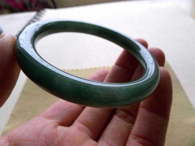 翡翠的绿色分几种颜色,翡翠手镯焦糖色-第10张图片-翡翠网 翡翠的绿色分几种颜色,翡翠手镯焦糖色-第10张图片-翡翠网