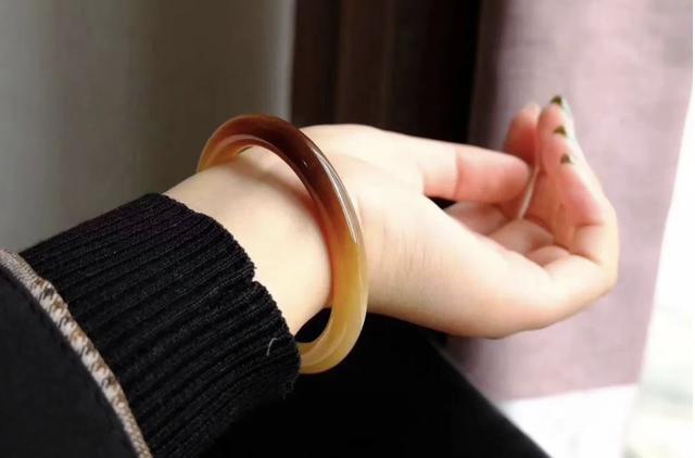 翡翠的绿色分几种颜色,翡翠手镯焦糖色-第15张图片-翡翠网 翡翠的绿色分几种颜色,翡翠手镯焦糖色-第15张图片-翡翠网