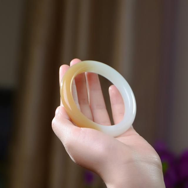 翡翠的绿色分几种颜色,翡翠手镯焦糖色-第16张图片-翡翠网 翡翠的绿色分几种颜色,翡翠手镯焦糖色-第16张图片-翡翠网