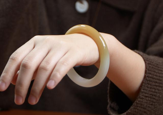 翡翠的绿色分几种颜色,翡翠手镯焦糖色-第17张图片-翡翠网 翡翠的绿色分几种颜色,翡翠手镯焦糖色-第17张图片-翡翠网