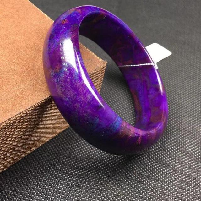 翡翠的绿色分几种颜色,翡翠手镯焦糖色-第19张图片-翡翠网 翡翠的绿色分几种颜色,翡翠手镯焦糖色-第19张图片-翡翠网