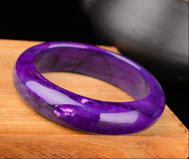 翡翠的绿色分几种颜色,翡翠手镯焦糖色-第21张图片-翡翠网 翡翠的绿色分几种颜色,翡翠手镯焦糖色-第21张图片-翡翠网