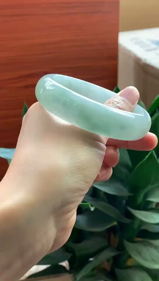 黄金手镯宽的好看还是窄的,翡翠手镯宽了能改变窄吗-第1张图片-翡翠网 黄金手镯宽的好看还是窄的,翡翠手镯宽了能改变窄吗-第1张图片-翡翠网