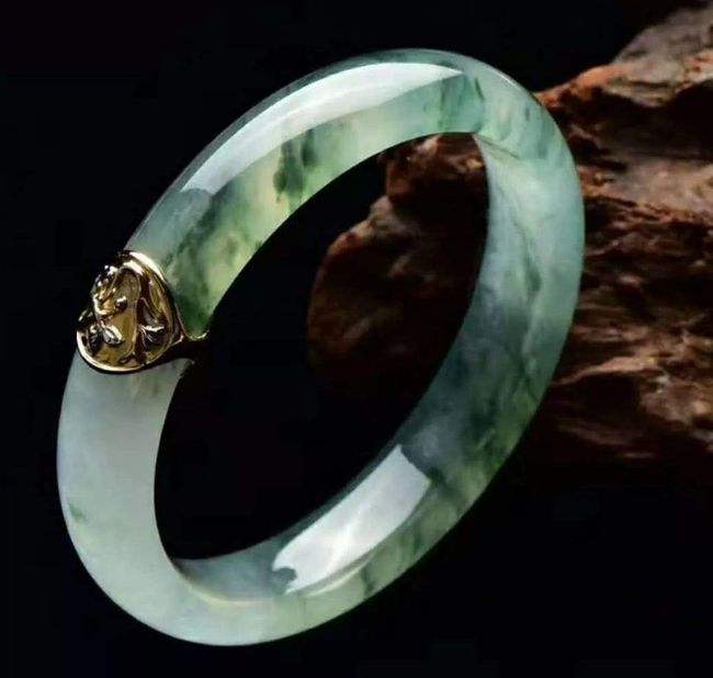 黄金手镯宽的好看还是窄的,翡翠手镯宽了能改变窄吗-第2张图片-翡翠网 黄金手镯宽的好看还是窄的,翡翠手镯宽了能改变窄吗-第2张图片-翡翠网