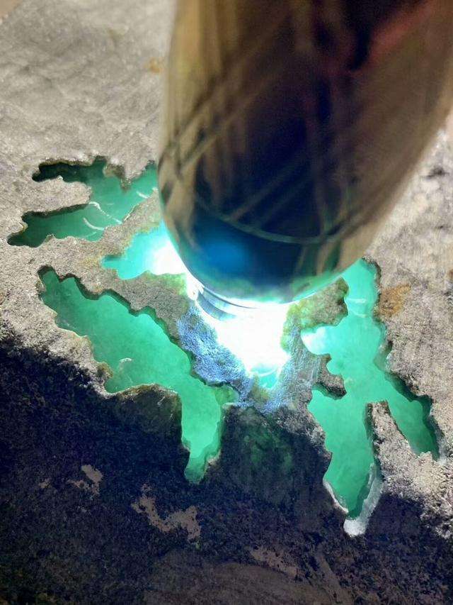 翡翠原石晴底莫西沙,莫西沙玻璃种原石-第1张图片-翡翠网 翡翠原石晴底莫西沙,莫西沙玻璃种原石-第1张图片-翡翠网