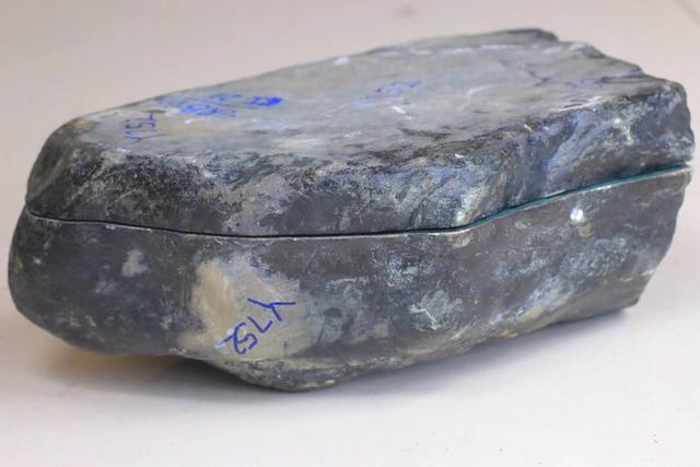 网上翡翠原石做镯子能买吗,翡翠手镯可以做原石吗-第1张图片-翡翠网 网上翡翠原石做镯子能买吗,翡翠手镯可以做原石吗-第1张图片-翡翠网