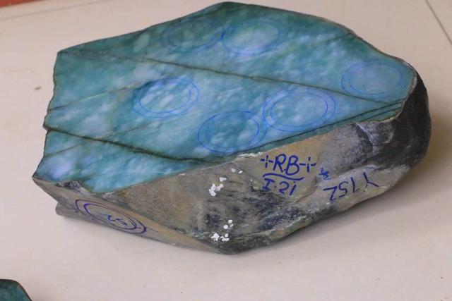 网上翡翠原石做镯子能买吗,翡翠手镯可以做原石吗-第3张图片-翡翠网 网上翡翠原石做镯子能买吗,翡翠手镯可以做原石吗-第3张图片-翡翠网