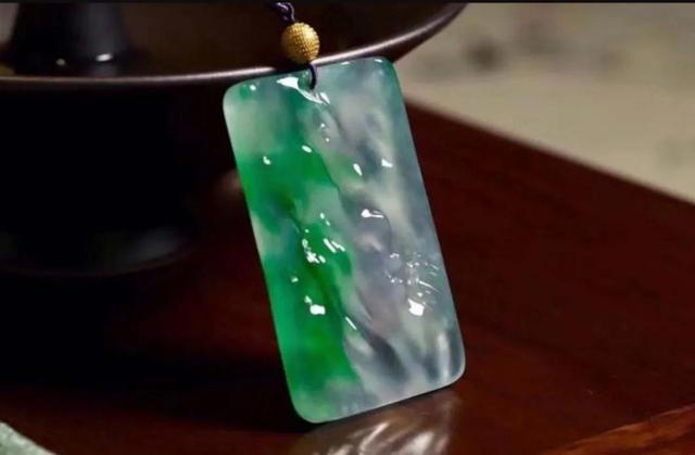 翡翠手镯灯光下发蓝光,太阳光下翡翠手镯-第1张图片-翡翠网 翡翠手镯灯光下发蓝光,太阳光下翡翠手镯-第1张图片-翡翠网