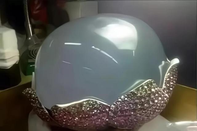 翡翠手镯灯光下发蓝光,太阳光下翡翠手镯-第3张图片-翡翠网 翡翠手镯灯光下发蓝光,太阳光下翡翠手镯-第3张图片-翡翠网