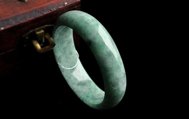 翡翠手镯灯光下发蓝光,太阳光下翡翠手镯-第4张图片-翡翠网 翡翠手镯灯光下发蓝光,太阳光下翡翠手镯-第4张图片-翡翠网