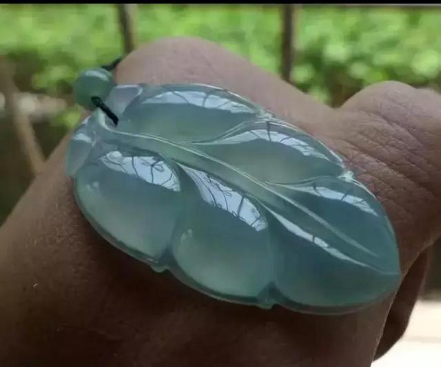 翡翠手镯灯光下发蓝光,太阳光下翡翠手镯-第5张图片-翡翠网 翡翠手镯灯光下发蓝光,太阳光下翡翠手镯-第5张图片-翡翠网