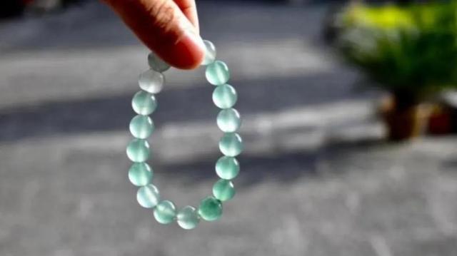 翡翠手镯灯光下发蓝光,太阳光下翡翠手镯-第8张图片-翡翠网 翡翠手镯灯光下发蓝光,太阳光下翡翠手镯-第8张图片-翡翠网