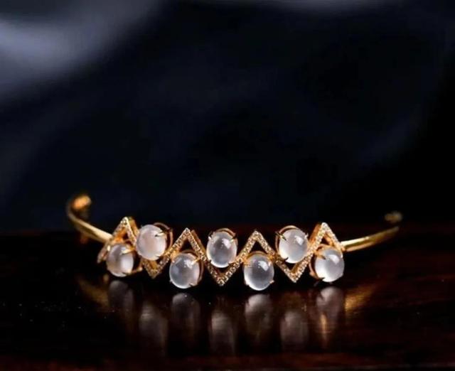 翡翠手镯灯光下发蓝光,太阳光下翡翠手镯-第9张图片-翡翠网 翡翠手镯灯光下发蓝光,太阳光下翡翠手镯-第9张图片-翡翠网