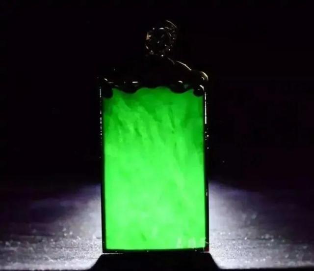 缅甸翠玉手镯发蓝,手电筒下的晴水蓝翡翠原石-第5张图片-翡翠网 缅甸翠玉手镯发蓝,手电筒下的晴水蓝翡翠原石-第5张图片-翡翠网