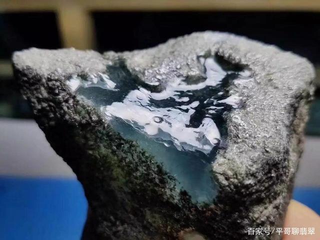 翡翠原石哪个窗口切开是灰绿色的,极品翡翠原石切开图片-第1张图片-翡翠网 翡翠原石哪个窗口切开是灰绿色的,极品翡翠原石切开图片-第1张图片-翡翠网