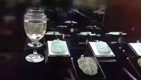 翡翠手镯泡水里会变形吗翡翠三种最忌讳-第1张图片-翡翠网 翡翠手镯泡水里会变形吗翡翠三种最忌讳-第1张图片-翡翠网