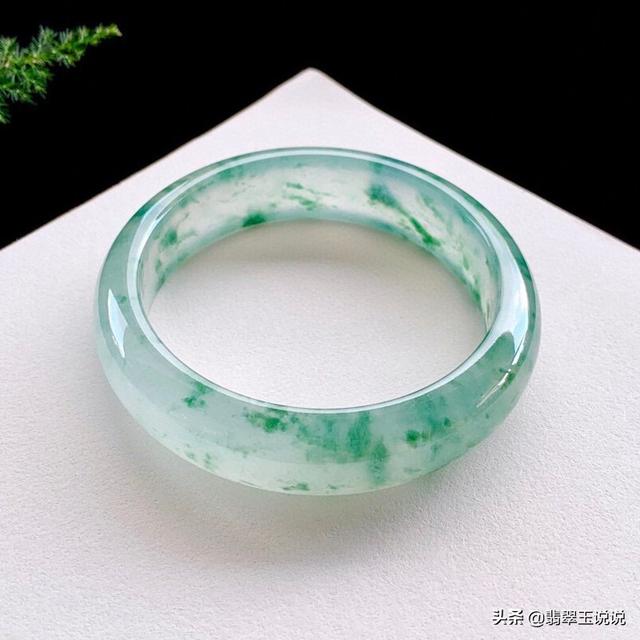 带翡翠手镯能用肥皂洗手吗,肥皂洗翡翠会不会伤了他-第5张图片-翡翠网