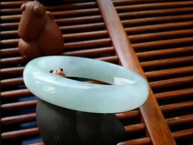 翡翠镯子的价位清代翡翠玉镯价格-第2张图片-翡翠网 翡翠镯子的价位清代翡翠玉镯价格-第2张图片-翡翠网