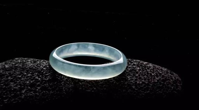 翡翠镯子的价位清代翡翠玉镯价格-第5张图片-翡翠网 翡翠镯子的价位清代翡翠玉镯价格-第5张图片-翡翠网