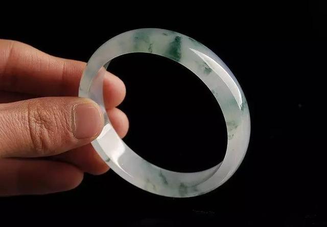 翡翠镯子的价位清代翡翠玉镯价格-第8张图片-翡翠网 翡翠镯子的价位清代翡翠玉镯价格-第8张图片-翡翠网