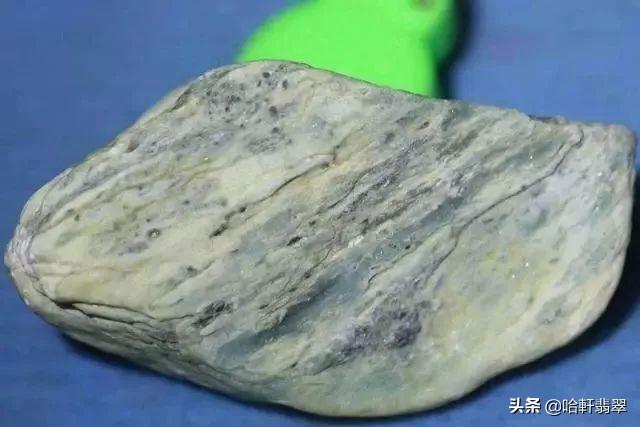 满绿翡翠和高冰飘花翡翠翡翠飘花原石鉴别-第7张图片-翡翠网 满绿翡翠和高冰飘花翡翠翡翠飘花原石鉴别-第7张图片-翡翠网