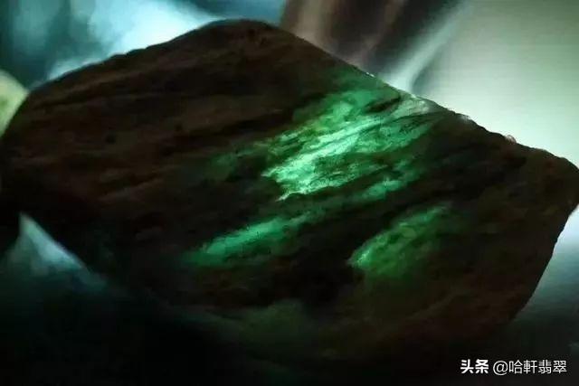 满绿翡翠和高冰飘花翡翠翡翠飘花原石鉴别-第8张图片-翡翠网 满绿翡翠和高冰飘花翡翠翡翠飘花原石鉴别-第8张图片-翡翠网