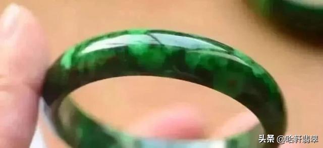 满绿翡翠和高冰飘花翡翠翡翠飘花原石鉴别-第10张图片-翡翠网 满绿翡翠和高冰飘花翡翠翡翠飘花原石鉴别-第10张图片-翡翠网