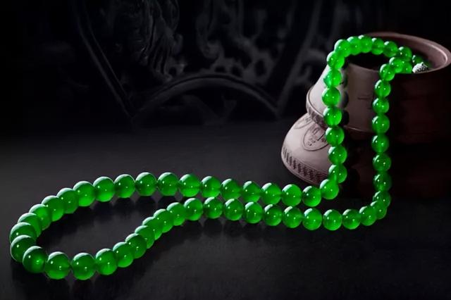 翡翠手镯里有很深的墨绿色,墨绿色翡翠的价格-第3张图片-翡翠网 翡翠手镯里有很深的墨绿色,墨绿色翡翠的价格-第3张图片-翡翠网