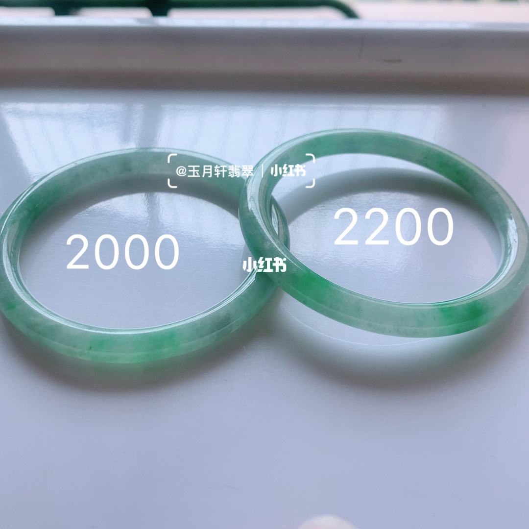 翡翠手镯有褐色线,翡翠手镯上有一条黑线-第1张图片-翡翠网 翡翠手镯有褐色线,翡翠手镯上有一条黑线-第1张图片-翡翠网