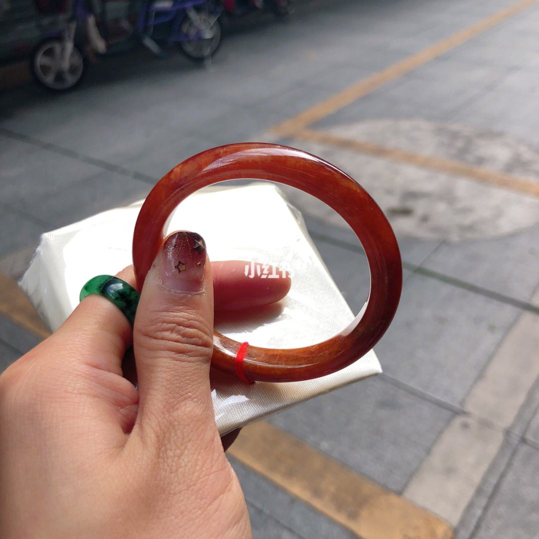 翡翠手镯有褐色线,翡翠手镯上有一条黑线-第2张图片-翡翠网 翡翠手镯有褐色线,翡翠手镯上有一条黑线-第2张图片-翡翠网