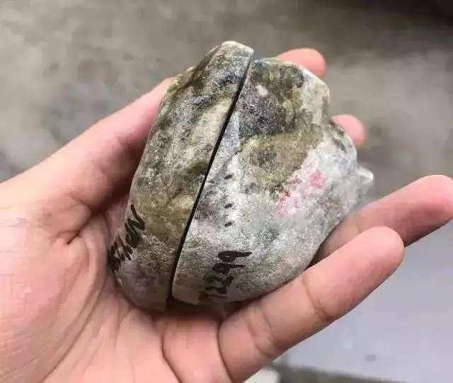 玻璃种翡翠原石图男子淘到1吨重翡翠原石-第1张图片-翡翠网 玻璃种翡翠原石图男子淘到1吨重翡翠原石-第1张图片-翡翠网