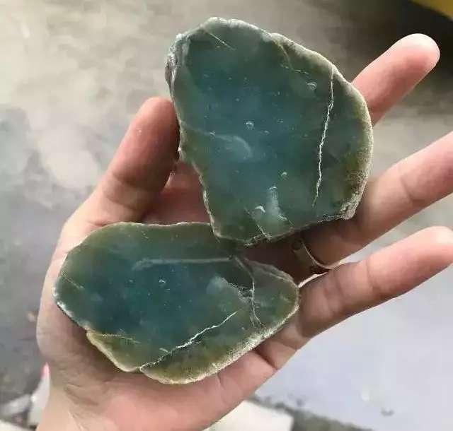 玻璃种翡翠原石图男子淘到1吨重翡翠原石-第2张图片-翡翠网 玻璃种翡翠原石图男子淘到1吨重翡翠原石-第2张图片-翡翠网