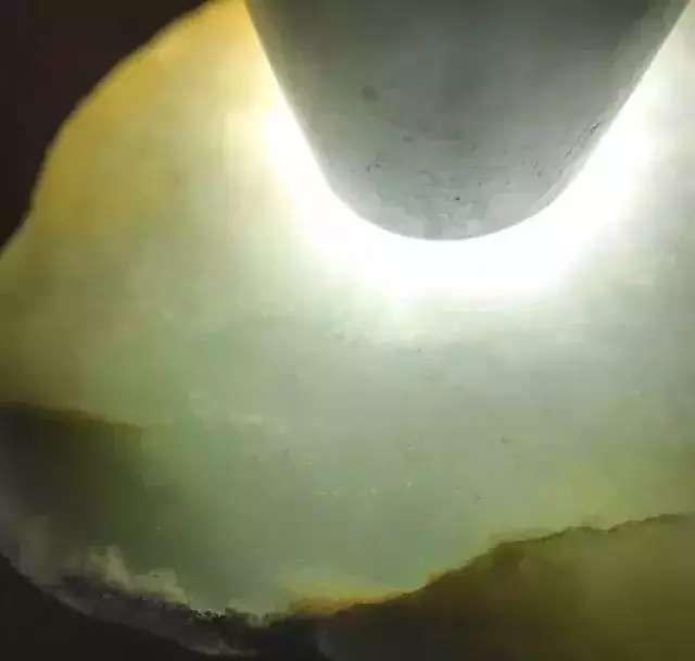 玻璃种翡翠原石图男子淘到1吨重翡翠原石-第3张图片-翡翠网 玻璃种翡翠原石图男子淘到1吨重翡翠原石-第3张图片-翡翠网