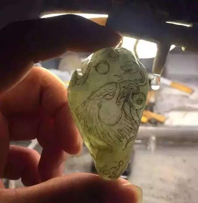 玻璃种翡翠原石图男子淘到1吨重翡翠原石-第4张图片-翡翠网 玻璃种翡翠原石图男子淘到1吨重翡翠原石-第4张图片-翡翠网