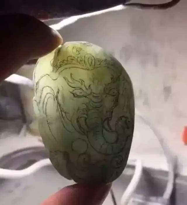 玻璃种翡翠原石图男子淘到1吨重翡翠原石-第5张图片-翡翠网 玻璃种翡翠原石图男子淘到1吨重翡翠原石-第5张图片-翡翠网