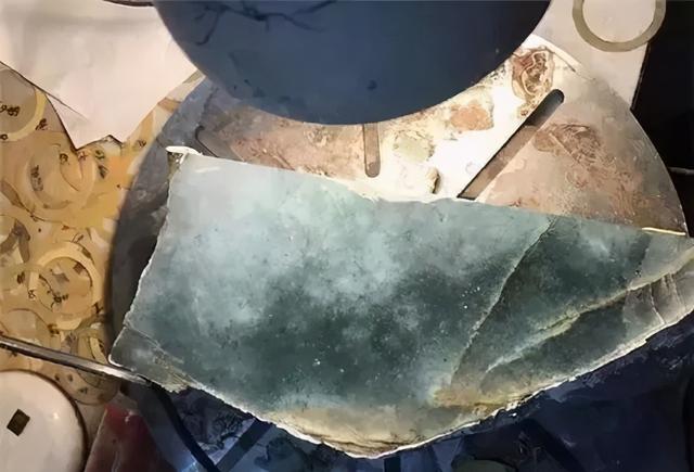 高糯化飘花翡翠手镯价格,糯冰种飘花手镯在什么价位-第3张图片-翡翠网 高糯化飘花翡翠手镯价格,糯冰种飘花手镯在什么价位-第3张图片-翡翠网