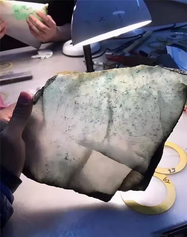 高糯化飘花翡翠手镯价格,糯冰种飘花手镯在什么价位-第5张图片-翡翠网 高糯化飘花翡翠手镯价格,糯冰种飘花手镯在什么价位-第5张图片-翡翠网