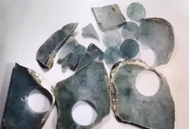 高糯化飘花翡翠手镯价格,糯冰种飘花手镯在什么价位-第7张图片-翡翠网 高糯化飘花翡翠手镯价格,糯冰种飘花手镯在什么价位-第7张图片-翡翠网