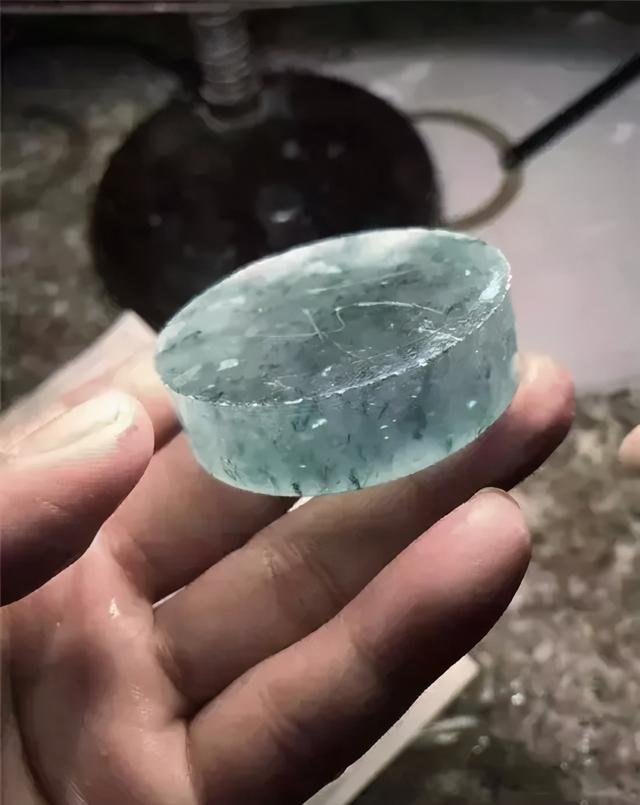 高糯化飘花翡翠手镯价格,糯冰种飘花手镯在什么价位-第11张图片-翡翠网 高糯化飘花翡翠手镯价格,糯冰种飘花手镯在什么价位-第11张图片-翡翠网