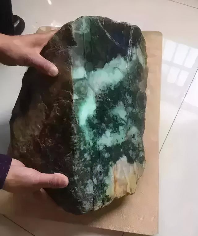 翡翠原石开窗料底座摆件图片,和田玉摆件出售-第3张图片-翡翠网 翡翠原石开窗料底座摆件图片,和田玉摆件出售-第3张图片-翡翠网