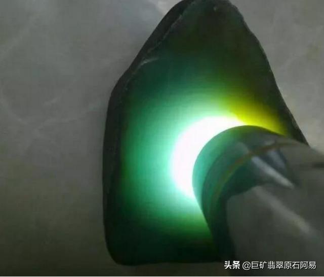 怎么看翡翠原石,翡翠原石打灯吸光怎么回事-第2张图片-翡翠网 怎么看翡翠原石,翡翠原石打灯吸光怎么回事-第2张图片-翡翠网
