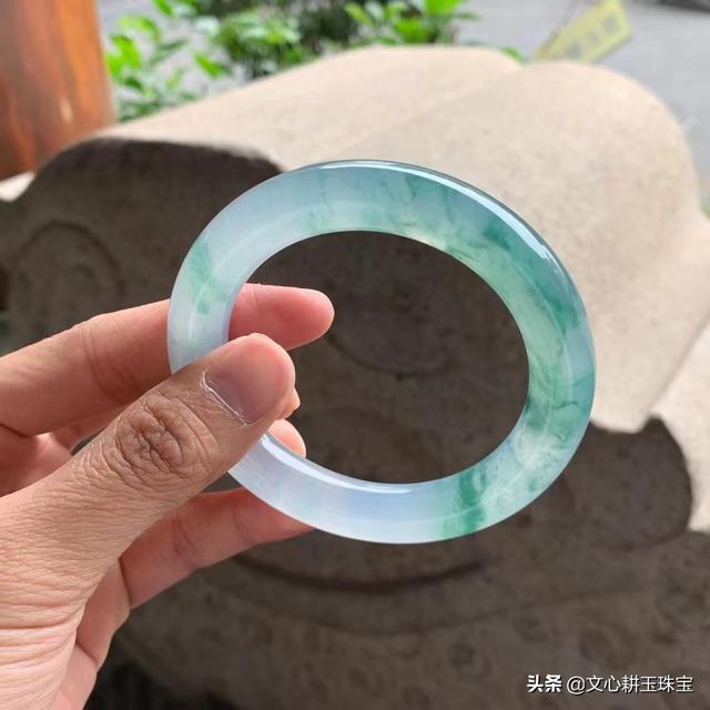 翡翠的种水分几级,翡翠种水排序-第7张图片-翡翠网 翡翠的种水分几级,翡翠种水排序-第7张图片-翡翠网