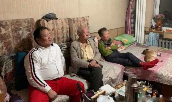 知识春晚翡翠项链赌石300块钱赌出5亿-第2张图片-翡翠网 知识春晚翡翠项链赌石300块钱赌出5亿-第2张图片-翡翠网