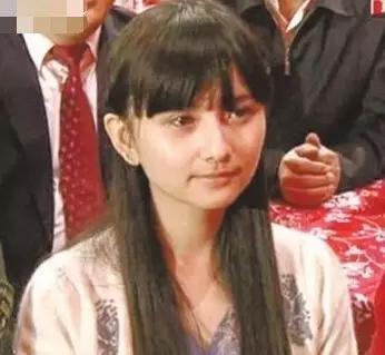 知识春晚翡翠项链赌石300块钱赌出5亿-第18张图片-翡翠网 知识春晚翡翠项链赌石300块钱赌出5亿-第18张图片-翡翠网