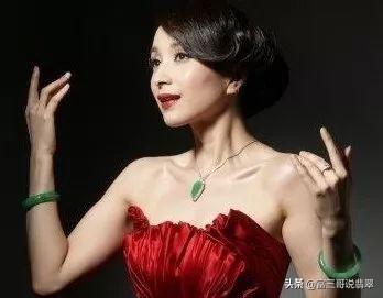 透光不均匀的玉镯,翡翠手镯是不是选颜色均匀的-第5张图片-翡翠网 透光不均匀的玉镯,翡翠手镯是不是选颜色均匀的-第5张图片-翡翠网