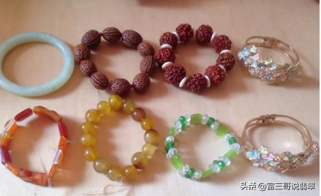 透光不均匀的玉镯,翡翠手镯是不是选颜色均匀的-第7张图片-翡翠网 透光不均匀的玉镯,翡翠手镯是不是选颜色均匀的-第7张图片-翡翠网