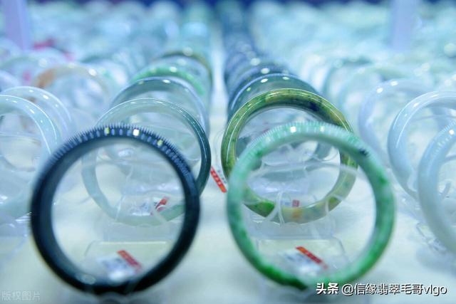 正常一个翡翠手镯最便宜是多少玉手镯一般多少钱-第3张图片-翡翠网 正常一个翡翠手镯最便宜是多少玉手镯一般多少钱-第3张图片-翡翠网
