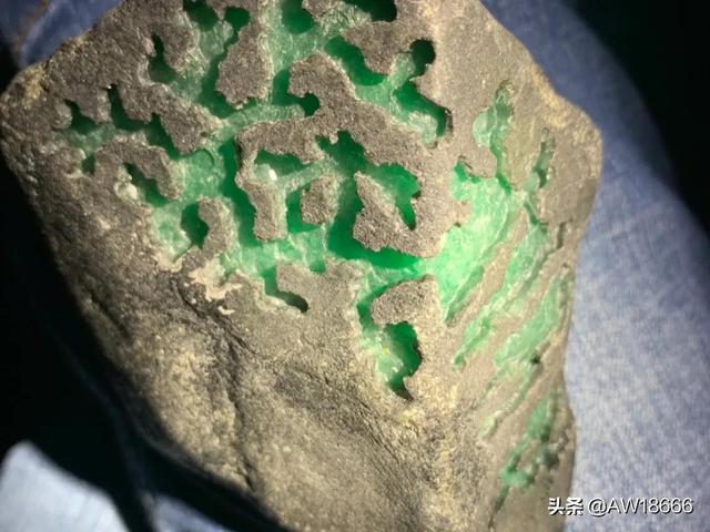 好的翡翠原石黑皮翡翠原石怎么看-第6张图片-翡翠网 好的翡翠原石黑皮翡翠原石怎么看-第6张图片-翡翠网